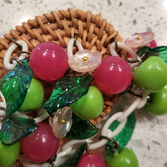 FINAL $ Vintage ๐ Cherries & Green Apples ๐ on Rattan Disc Brooch and Earrings - Picture 3 of 4